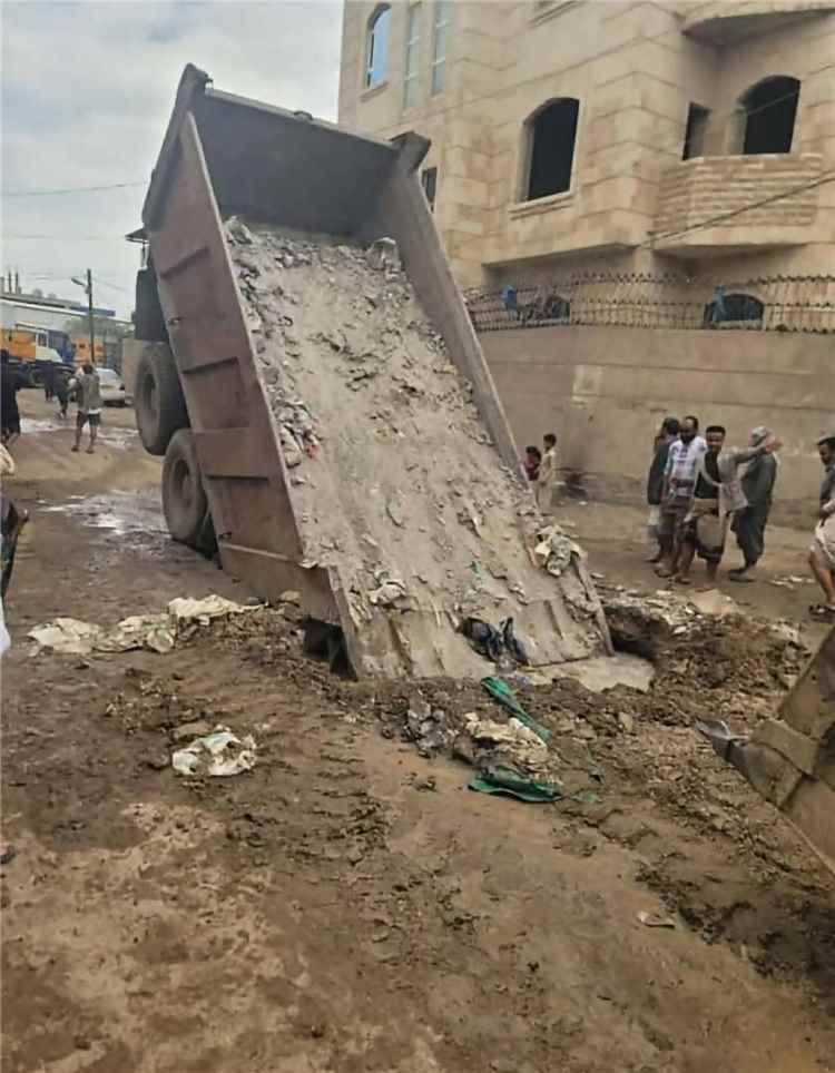 وفاة مواطن وطفله وإصابة آخر إثر سقوط شاحنة في بيارة صرف صحي بصنعاء
