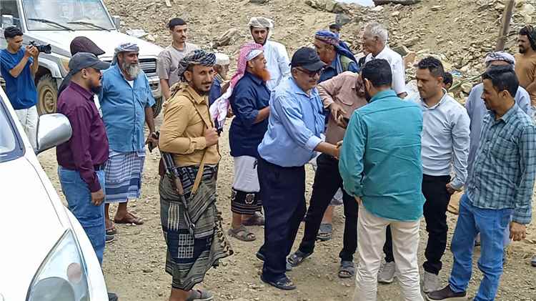 وفد حكومي وهندسي يتفقد طريق باتيس رصد معربان ويسلم 4 مشاريع تنموية في رصد بأبين