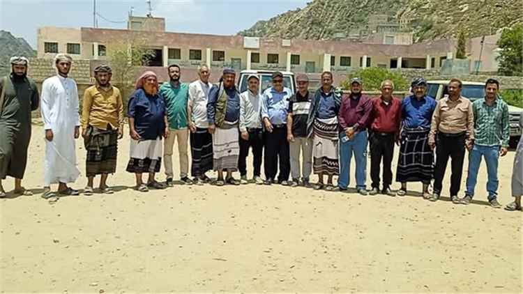 وفد حكومي وهندسي يتفقد طريق باتيس – رصد – معربان ويسلّم أربعة مشاريع تنموية في رصد بأبين