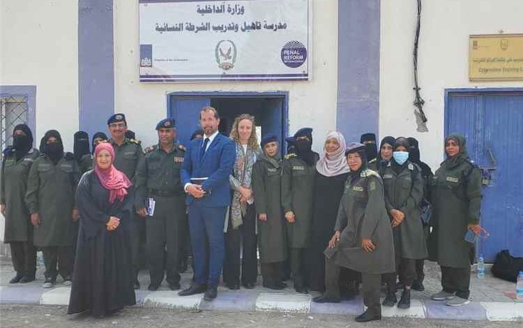 وفد هولندي يطلع  بديوان وزارة الداخلية على برامج دعم حماية الأسرة والشرطة النسائية