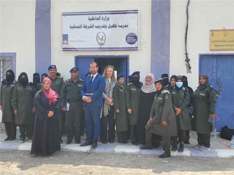 وفد هولندي يطلع  بديوان وزارة الداخلية على برامج دعم حماية الأسرة والشرطة النسائية