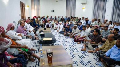 وفدٌ من حلف قبائل حضرموت يلتقي المحافظ الخنبشي ويُسلّمه مذكرة رسمية بشأن عودة الشيخ بن حبريش وتطبيع الأوضاع