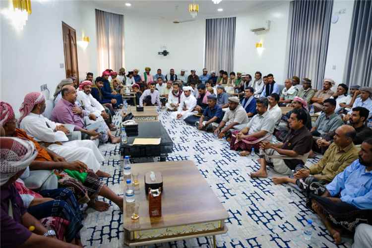 وفدٌ من حلف قبائل حضرموت يلتقي المحافظ الخنبشي ويُسلّمه مذكرة رسمية بشأن عودة الشيخ بن حبريش وتطبيع الأوضاع