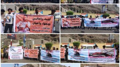وقفة احتجاجية أمام محكمة عدن للمطالبة بالاسراع في القصاص من قتلة الشهيد مهدي العقربي