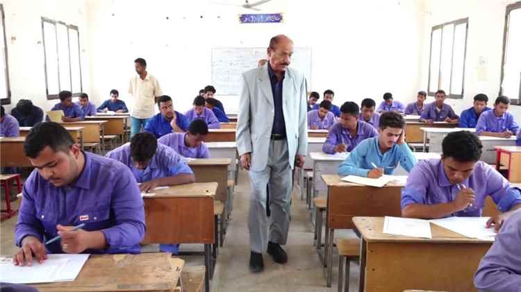 وكيل المحافظة يدشن الاختبارات النظرية الوزارية للعام الدراسي 2025–2026م بالمعهد المهني الصناعي بسيئون