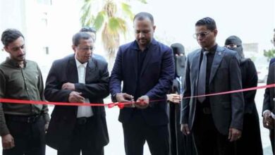 وكيل حضرموت المساعد يفتتح معرض «أبعد من الحرب بقليل» بالمكلا ويطلع على مخرجات مشروع المناصرة الثقافية