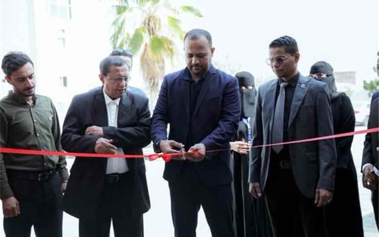وكيل حضرموت المساعد يفتتح معرض «أبعد من الحرب بقليل» بالمكلا ويطلع على مخرجات مشروع المناصرة الثقافية