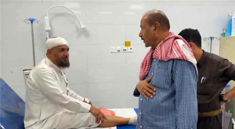 وكيل حضرموت بارباع يتفقد جرحى استهداف العبر في هيئة مستشفى سيئون ويوجه بتقديم الرعاية الطبية الكاملة