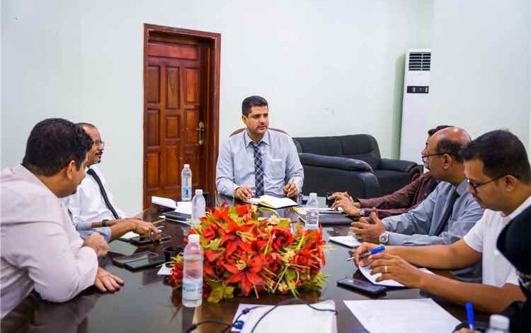 وكيل حضرموت للشؤون الفنية يعقد لقاء تعريفيا وتشاوريا حول تمويل مشروع تحسين المدن الحضرية