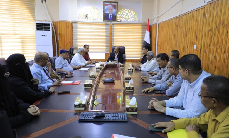 وكيل حضرموت يطلع على قضايا خدمية وبيئية خلال لقائه باللجنة الاستشارية
