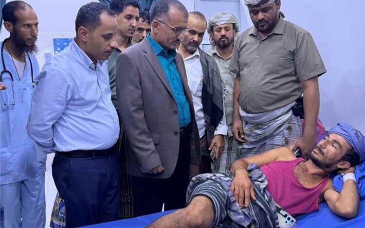 وكيل لحج الداؤودي يتفقد جرحى اللواء الرابع حزم بمستشفى عبود العسكري بعدن