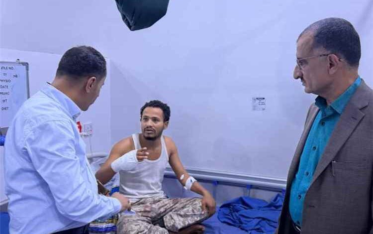 وكيل محافظة لحج يتفقَّد جرحى اللواء الرابع حزم