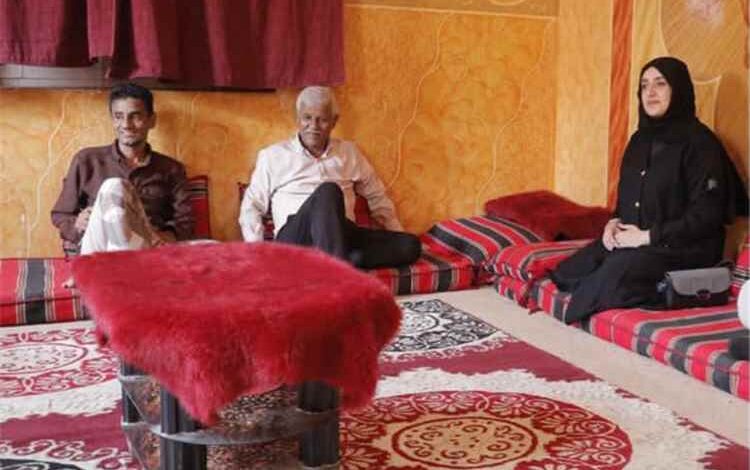 وكيلة حضرموت لشؤون المرأة تزور أسرة الفنان الراحل علي سعيد علي وتؤكد أهمية إحياء إرثه الفني