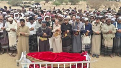 يتقدمهم المحافظ بن الوزير.. جموع غفيرة تشيع الشخصية التربوية القاضي محمد مبارك الديولي