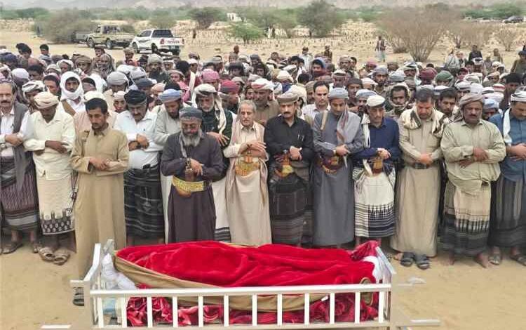 يتقدمهم المحافظ بن الوزير.. جموع غفيرة تشيع الشخصية التربوية القاضي محمد مبارك الديولي