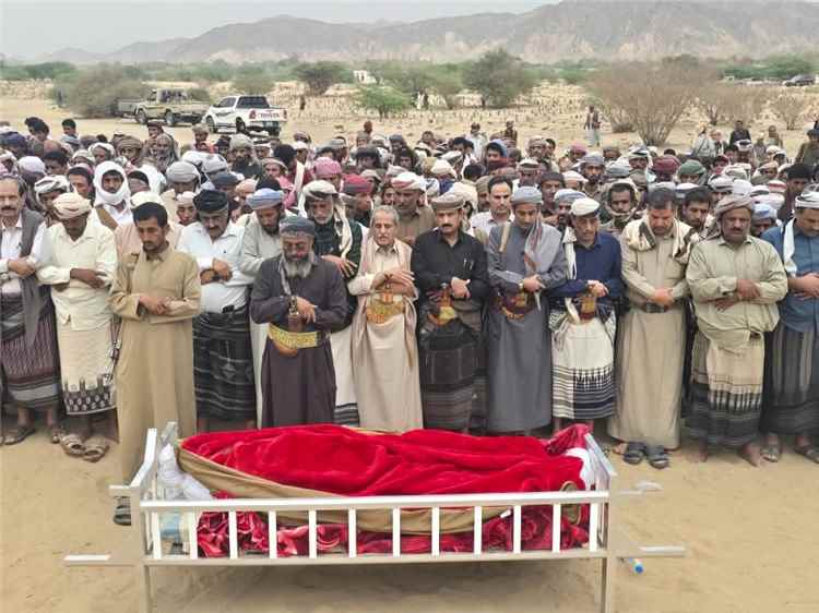 يتقدمهم المحافظ بن الوزير.. جموع غفيرة تشيع الشخصية التربوية القاضي محمد مبارك الديولي