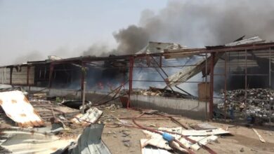 16 قتيلاً وخسائر مادية بنحو 79 مليون دولار أسفرت عنها هجمات الحوثيين على ميناء المخا