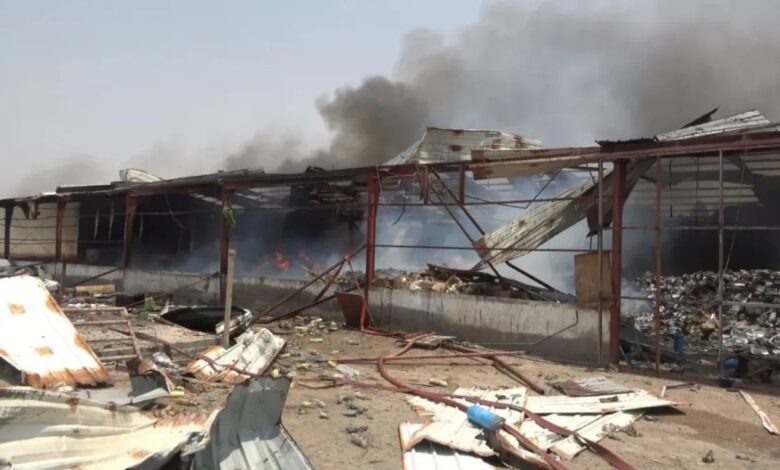 16 قتيلاً وخسائر مادية بنحو 79 مليون دولار أسفرت عنها هجمات الحوثيين على ميناء المخا