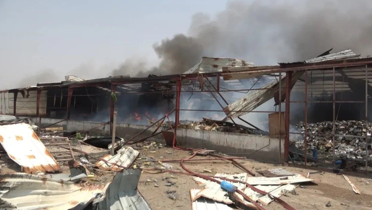 16 قتيلاً وخسائر مادية بنحو 79 مليون دولار أسفرت عنها هجمات الحوثيين على ميناء المخا