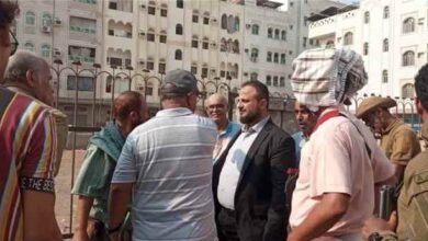 اليزيدي يواصل إشرافه الميداني على حملة النظافة الشاملة ويوجه بإعادة تأهيل حديقة الحي التجاري بالمنصورة