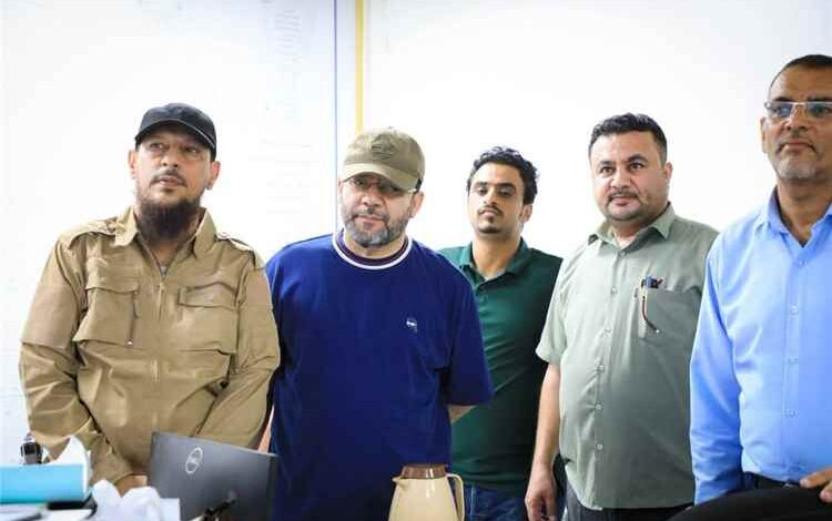 محافظ العاصمة عدن ووزير الكهرباء يتفقدان محطات الكهرباء بمديريتي البريقة والمنصورة