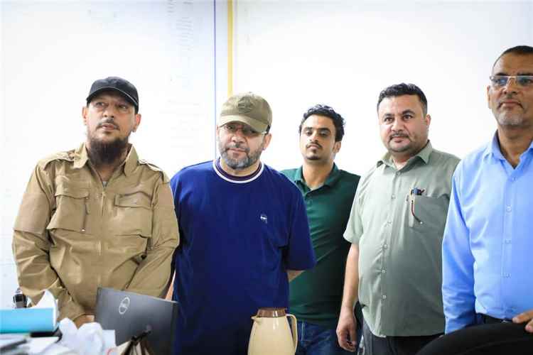 محافظ العاصمة عدن ووزير الكهرباء يتفقدان محطات الكهرباء بمديريتي البريقة والمنصورة