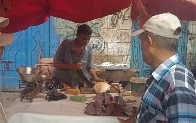 "صناعة التواهي" بعدن يُنفّذ حملة رقابية واسعة تشمل 9 مناطق وشوارع رئيسية لمراقبة الأسعار وضبط الأسواق