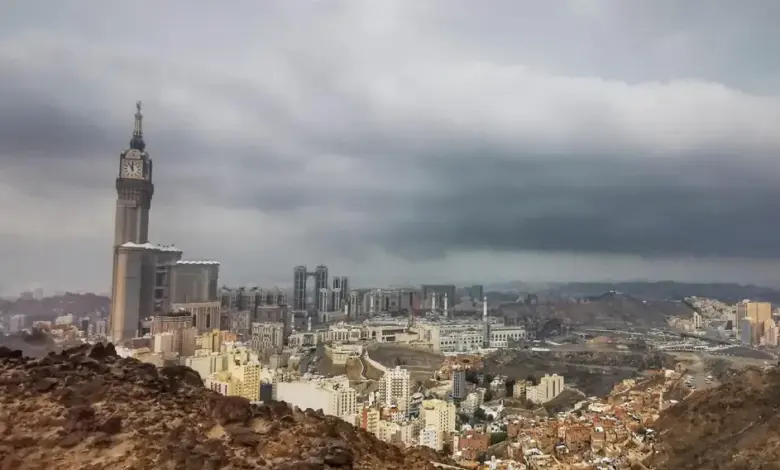 أمطار خفيفة ورياح نشطة على العاصمة المقدسة والجموم