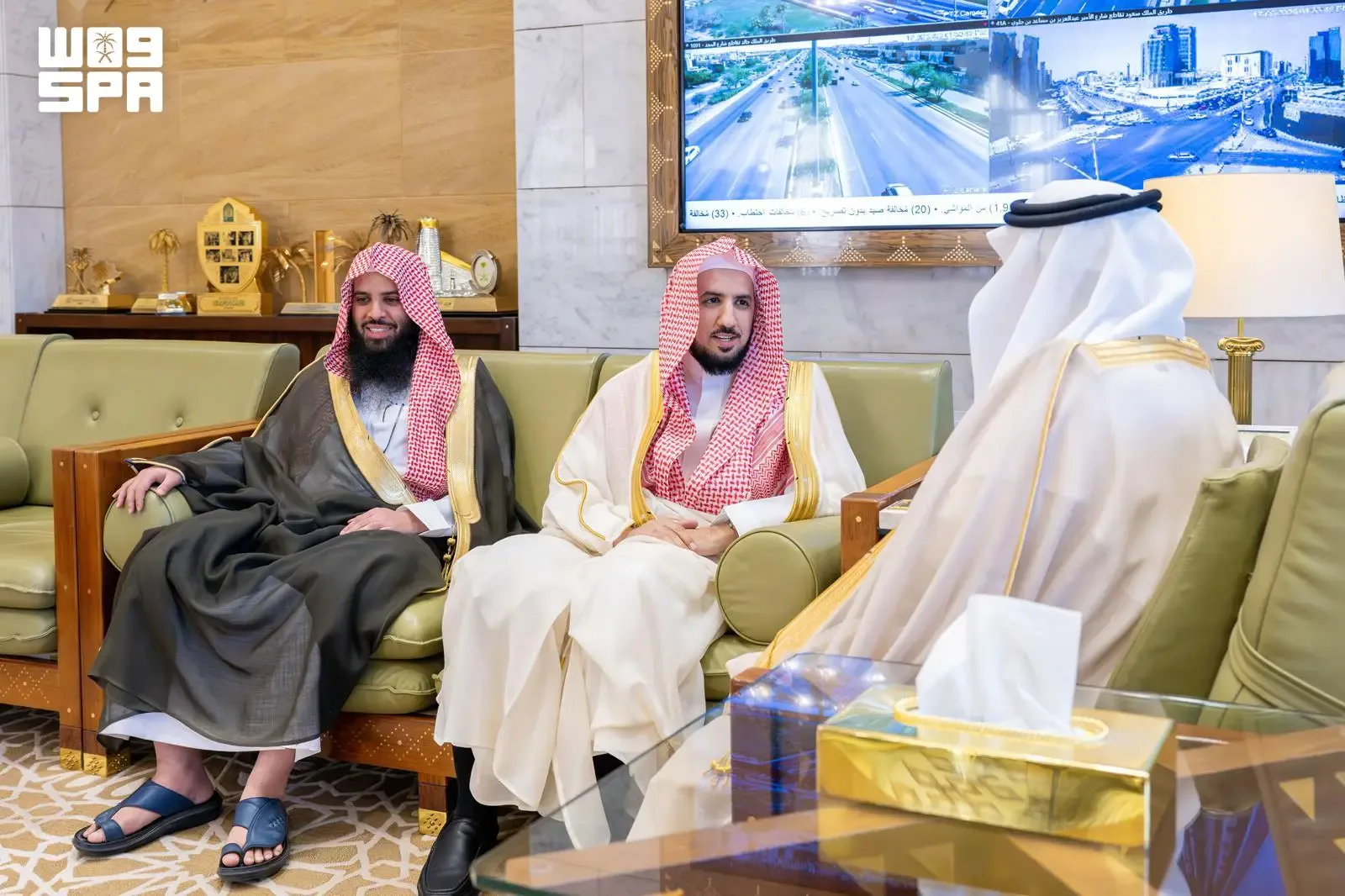 أمير الرياض يستقبل رئيس المحكمة العامة ويطّلع على مستجدات الأعمال القضائية