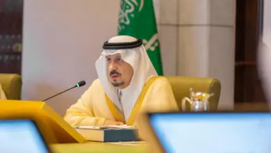 أمير الرياض يُعزّي وزير الاستثمار في وفاة والده