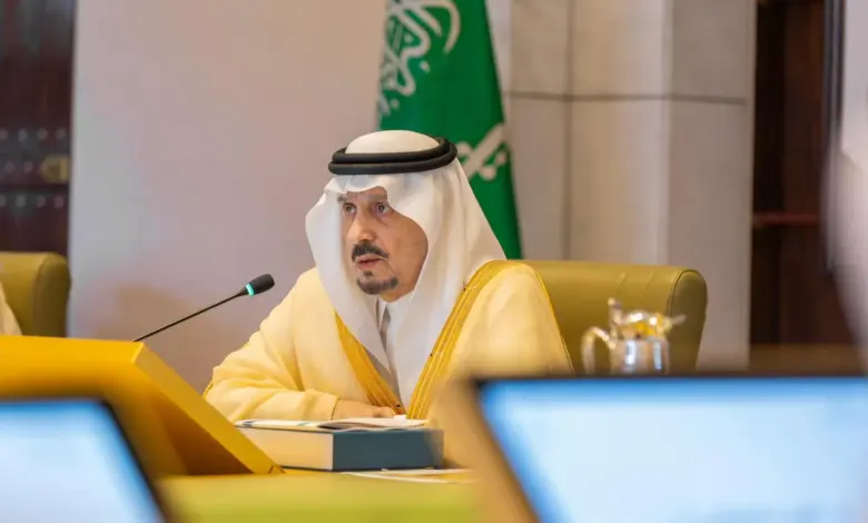 أمير الرياض يُعزّي وزير الاستثمار في وفاة والده