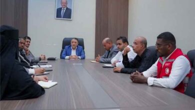 أمين محلي أبين يرأس اجتماعًا رسميًا يناقش الاستعدادات الطارئة لاستقبال النازحين القادمين من مناطق الصراع
