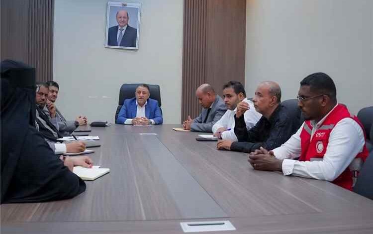 أمين محلي أبين يرأس اجتماعًا رسميًا يناقش الاستعدادات الطارئة لاستقبال النازحين القادمين من مناطق الصراع