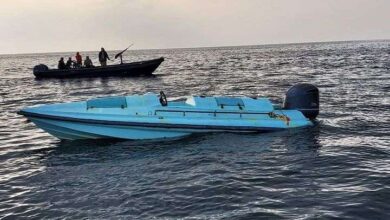 إحباط هجوم حوثي وتدمر زورقين مفخخين قرب الخوخة والمخا