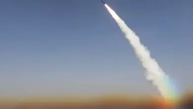 إرهاب باليستي يستهدف الأعيان المدنية.. الحوثيون يقصفون مدارس وأسواق رأس العارة بسلسلة صواريخ ومقتل وإصابة 12 مدنياً وعسكرياً