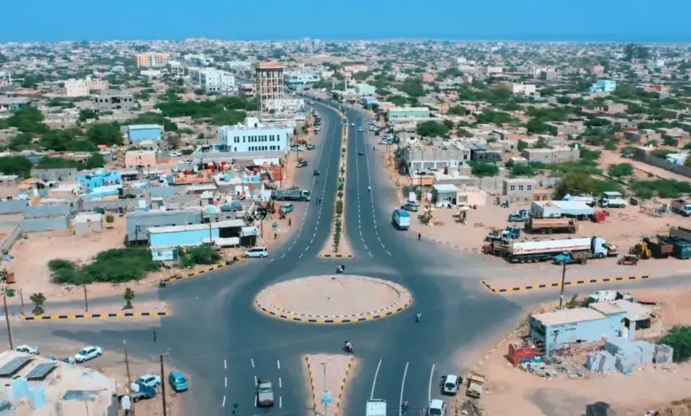 إرهاب حوثي يُلغم أعيان تعز.. صاروخ باليستي يقصف مجمع المخا الطبي وفذيفة المليشيات تُجبر أسرة شهيد بمقبنة على دفنه داخل منزله