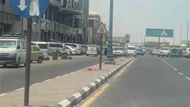 إشارات مرورية متضاربة تثير استغراب السائقين في أحد شوارع عدن