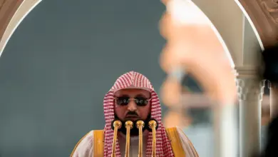 إمام المسجد الحرام: التمسك بالكتاب والسنة من أسباب الهداية والثبات