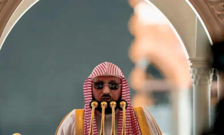 إمام المسجد الحرام: التمسك بالكتاب والسنة من أسباب الهداية والثبات