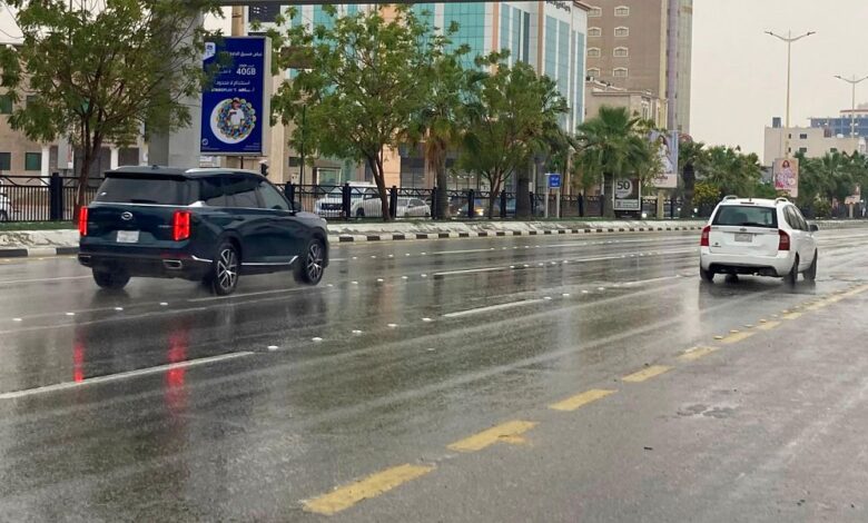 إنذار أحمر.. أمطار رعدية غزيرة وسيول وبَرد في عدة مناطق