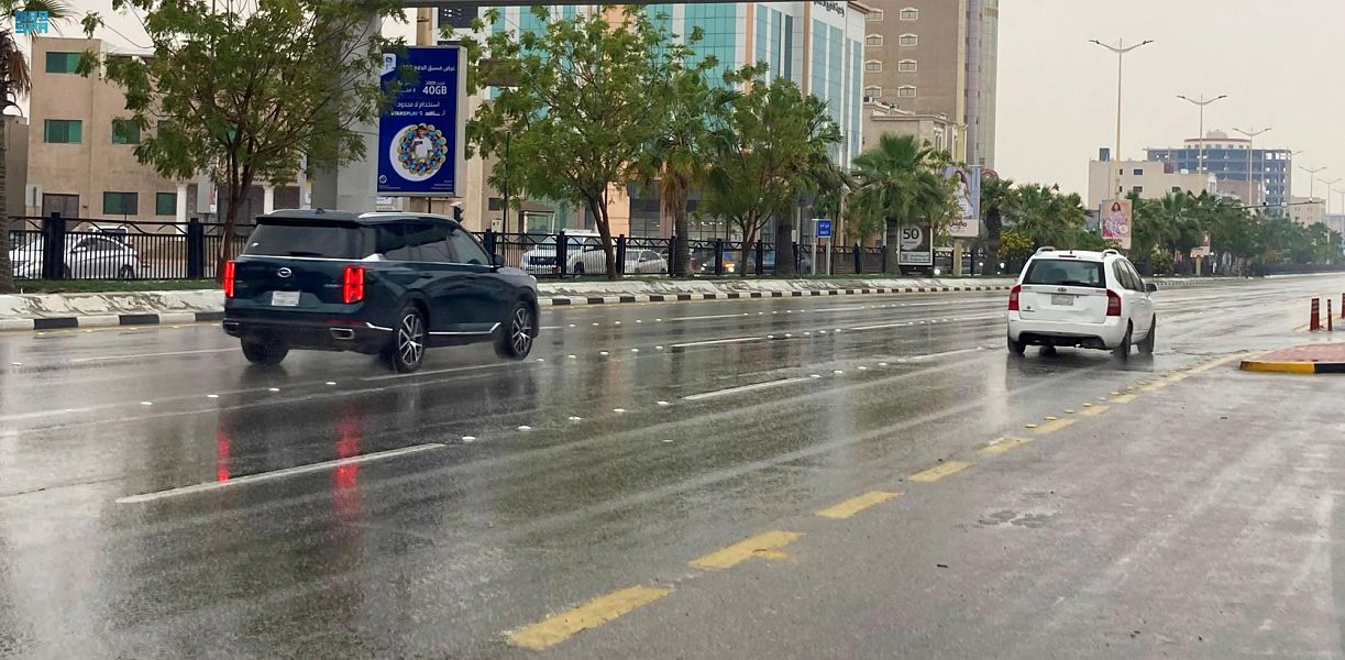 إنذار أحمر.. أمطار رعدية غزيرة وسيول وبَرد في عدة مناطق