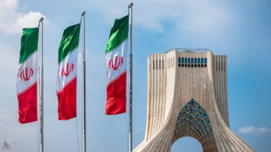 إيران تتحدى واشنطن: لا حل عسكري في اليمن.. وأمن البحر الأحمر يبدأ من «رفع الحصار» على الحوثيين