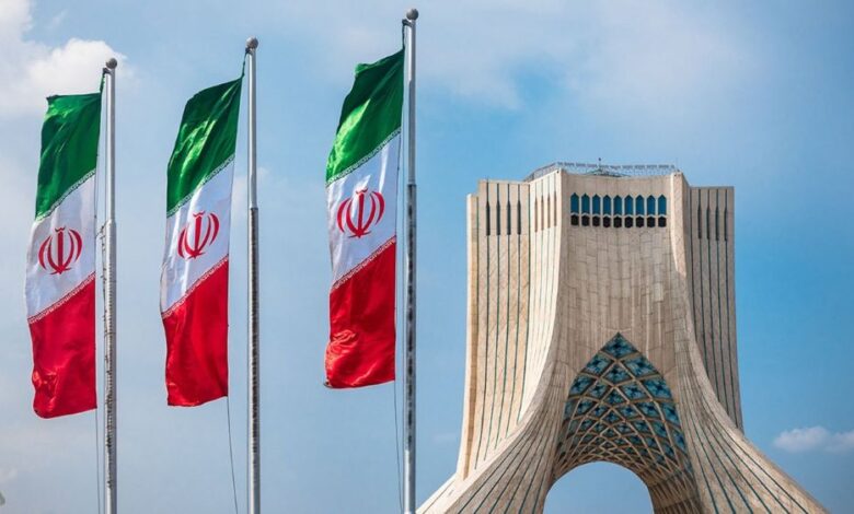 إيران تتحدى واشنطن: لا حل عسكري في اليمن.. وأمن البحر الأحمر يبدأ من «رفع الحصار» على الحوثيين