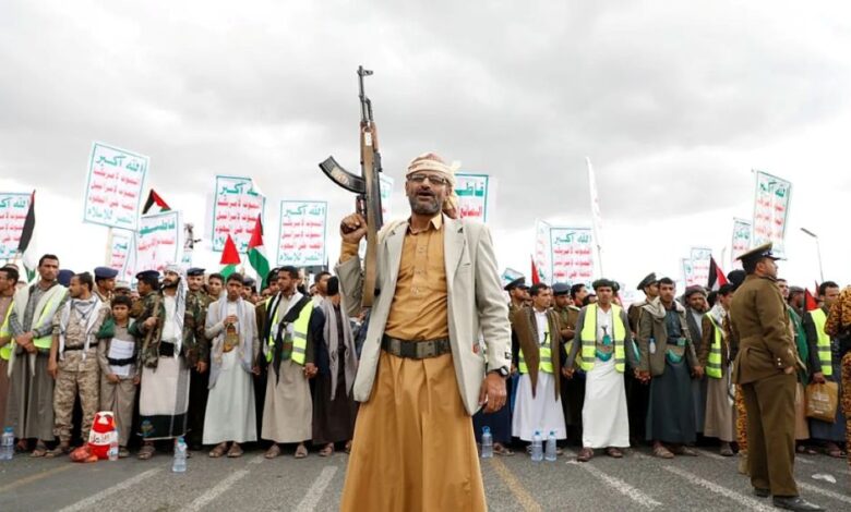 إيران تقترب من إحكام سيطرتها على باب المندب.. ثاني شريان للطاقة في العالم