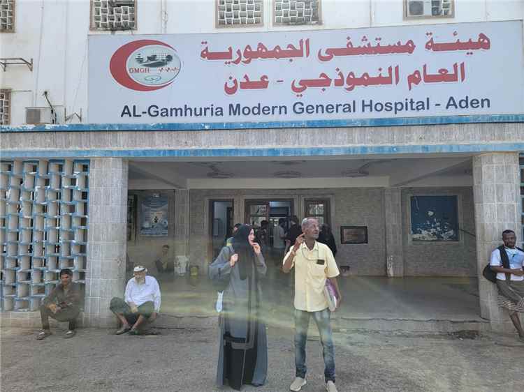 اتحاد عمال عدن يزور مستشفى الجمهورية ويؤكد: الحوار مستمر ولن نتراجع عن حقوق العمال