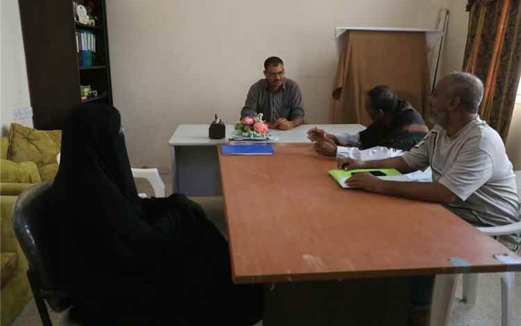 اتحاد نقابات عمال حضرموت يتفقد عاملات الملح في بروم ميفع ويؤكد أهمية تنظيمهن نقابياً