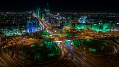 احتفاءً باليوم الوطني.. تزيين شوارع الرياض بأكثر من 5500 عنصر إنارة جمالية