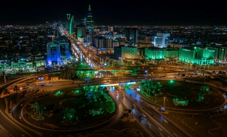 احتفاءً باليوم الوطني.. تزيين شوارع الرياض بأكثر من 5500 عنصر إنارة جمالية