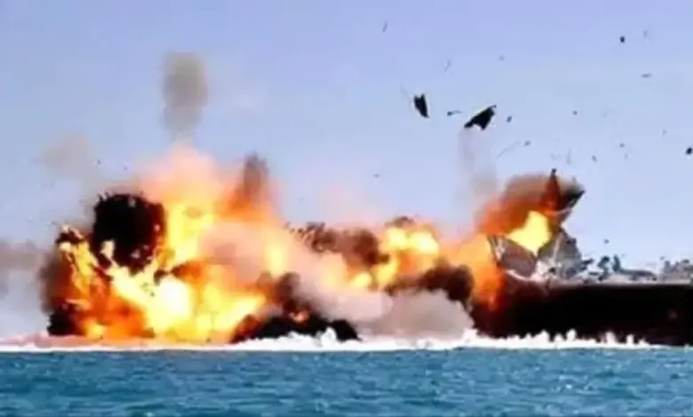 اشتبكات عنيفة في جبهات الساحل وتدمير زورق حوثي مفخخ حاول استهداف ميناء المخا