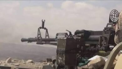 اشتداد المعارك في حيفان.. القوات الحكومية تسيطر على مواقع وتُحبط تسللاً حوثياً وتدمر زورقين مفخخين